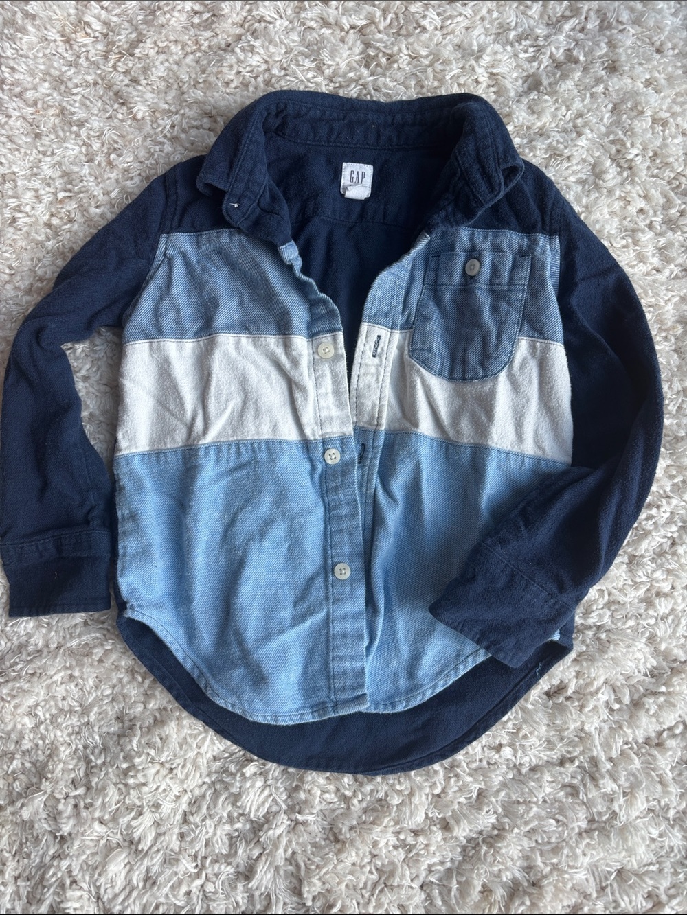 GAP Colorblock Long Sleeve Button-Up in Navy, Light Blue & White